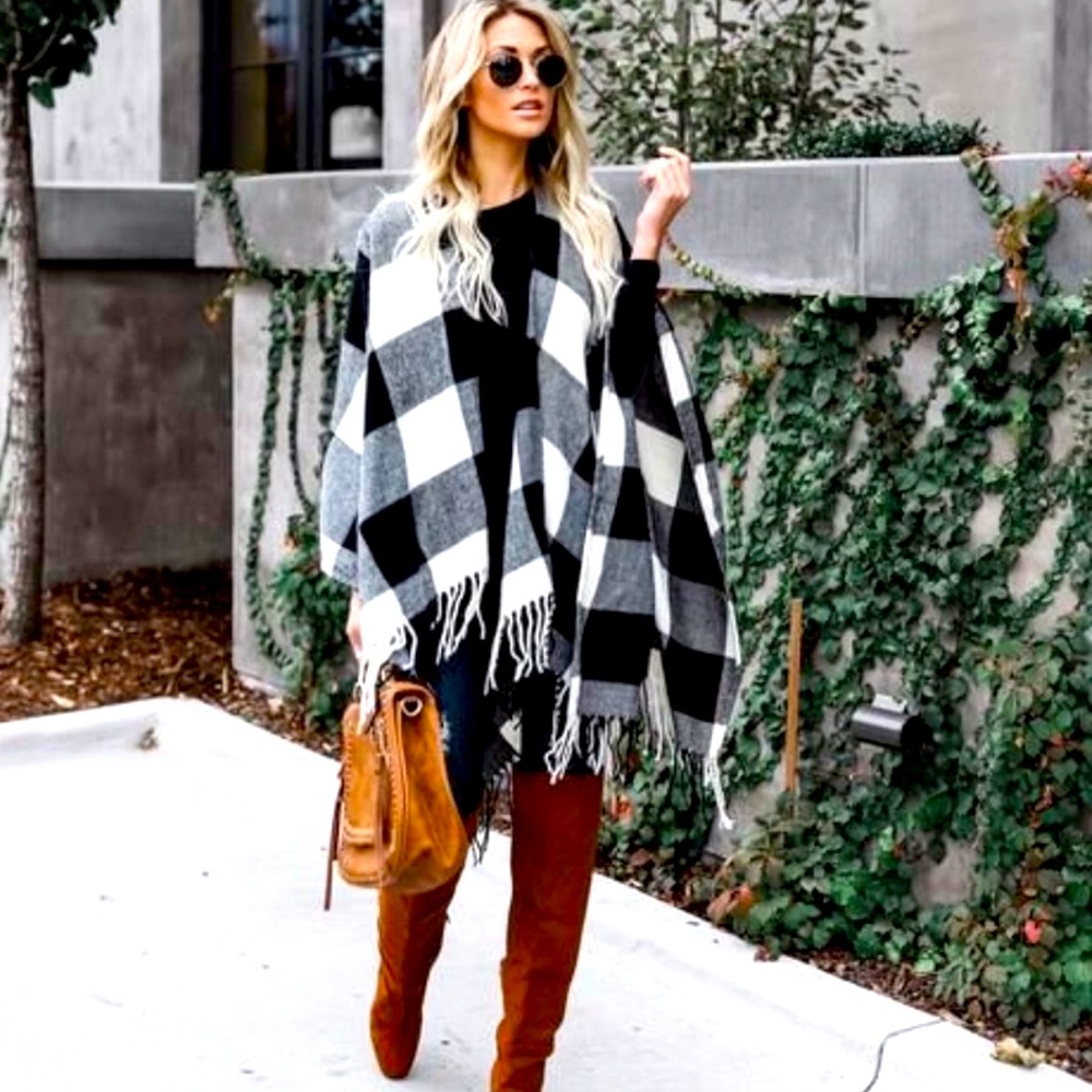 VICI FALL OBSESSED BUFFALO CHECK PONCHO in BLACK/CREAM